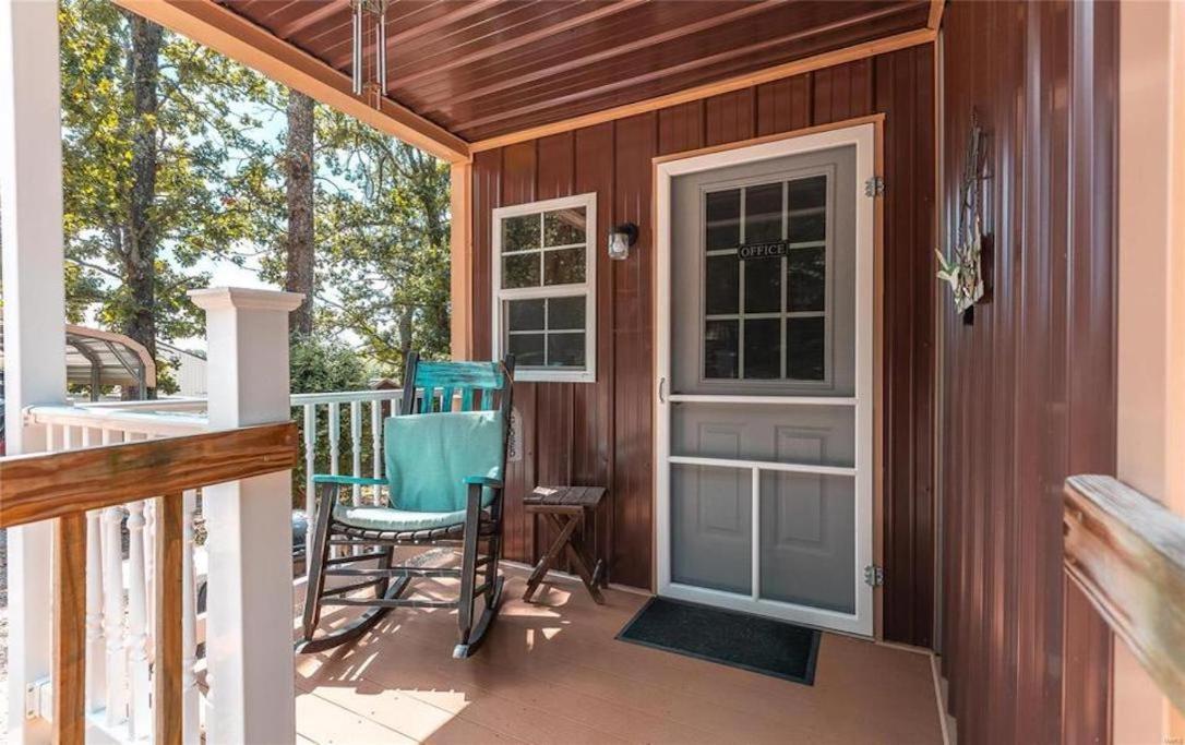 Dragonfly Meadows Guesthouse Stoutland Bagian luar foto